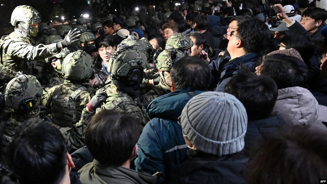 在南韓總統尹錫悅週二（12月3日）宣布全國戒嚴後，戒嚴部隊試圖進入國會。