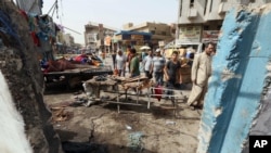 Civiles inspeccionan el sitio de un ataque suicida en Bagdad, Irak, el jueves, 17 de septiembre de 2015.