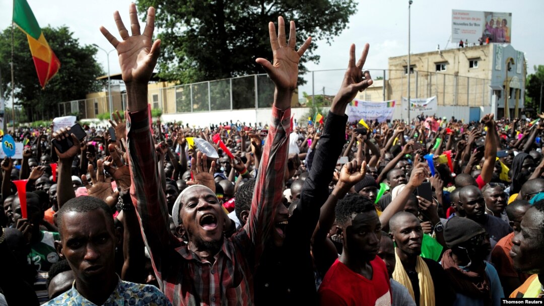 Los partidarios del imán Mahmoud Dicko y otros partidos políticos de oposición protestan contra el presidente Ibrahim Boubacar Keita en Bamako, Mali