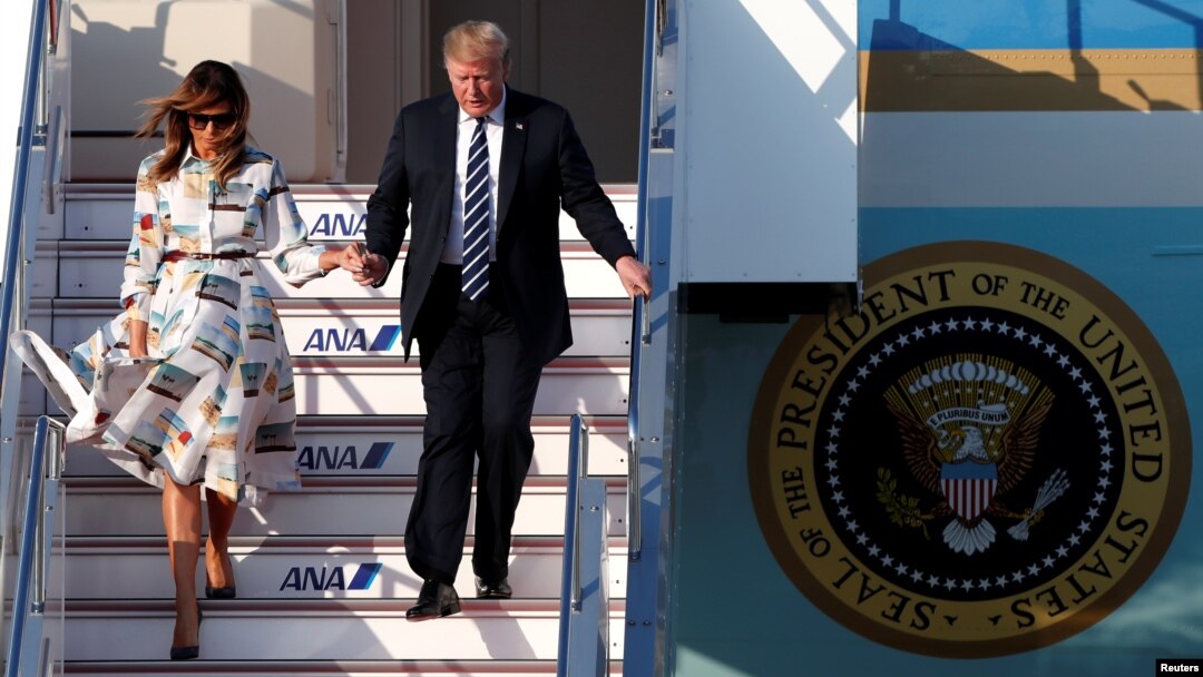 U.S. President Donald Trump and first lady Melania Trump arrive aboard Air Force One at Tokyo Haneda Airport in Tokyo, May 25, 2019. 