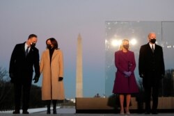 美国当选总统拜登和妻子吉尔、当选副总统哈里斯和丈夫埃姆霍夫在就职宣誓的前一晚站在华盛顿纪念碑前。（2021年1月19日）