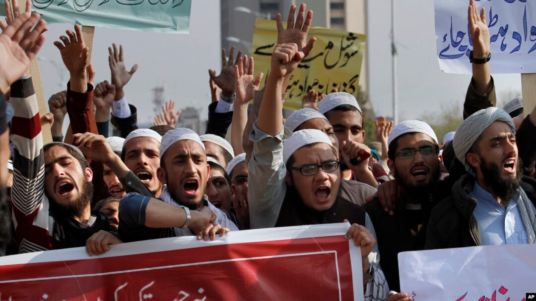 Kufr qonunlarini himoya qilib chiqqan namoyishchilar