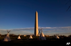 Manifestantes protestam junto ao Monumento a Washington a construção do oleoduto de Dakota. Março 8, 2017.