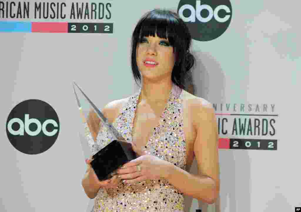 Carly Rae Jepsen poses backstage with the Old Navy new artist of the year award at the 40th Anniversary American Music Awards on Nov. 18, 2012, in Los Angeles. 