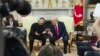 Tổng thống Ukraine Zelenskyy (trái) gặp Tổng thống Mỹ Donald Trump tại phòng Bầu dục của Nhà Trắng ở Washington hôm 28/2/2025.