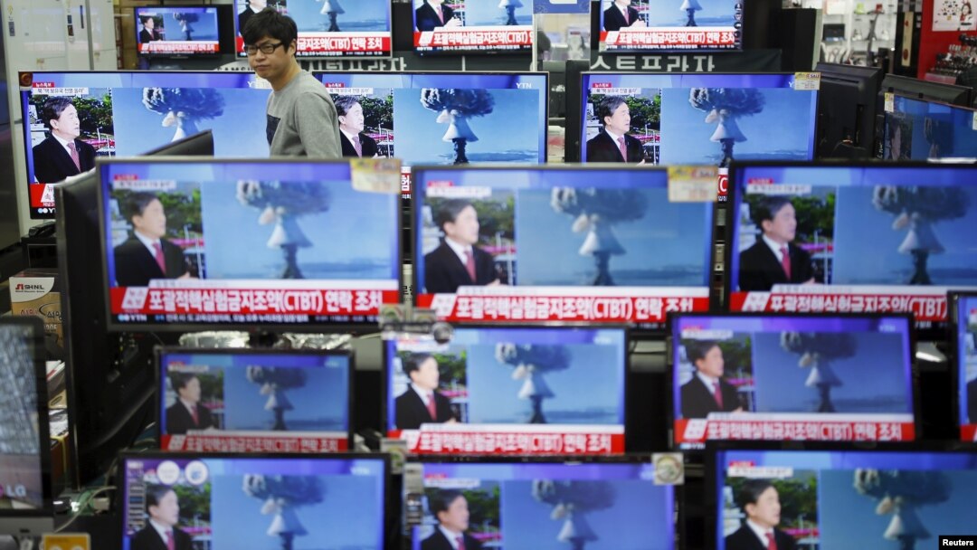 6일 한국 서울의 한 가전제품 매장에 진열된 TV 화면에 북한의 4차 핵실험 관련 보도가 나오고 있다.