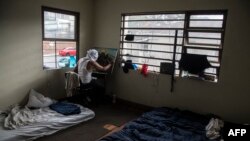 Un migrante nicaragüense pinta en una casa sin agua corriente ni electricidad donde viven más de 30 personas, en San José, el 13 de noviembre de 2018.