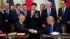 时任美国总统特朗普与中国副总理刘鹤在白宫签署第一阶段经贸协议(2020年1月15日)