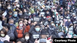 台灣第二大在野黨民眾黨星期六(1月11日)在台北舉行 “111釘孤枝” 集會，聲援因京華城案與政治獻金等貪污案遭羈押的前民眾黨主​​席柯文哲 (美國之音特約記者李昕儒攝影)。