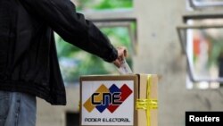 Un hombre vota en un centro electoral durante las elecciones parlamentarias en Caraca, el 6 de diciembre d 2021.
