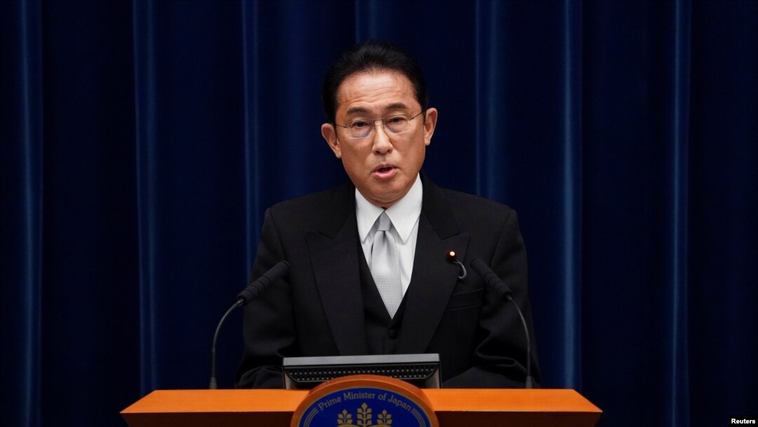 日本新首相岸田文雄在首相官邸對媒體發表評論（路透社2021年10月4日）