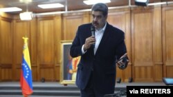 马杜罗在加拉加斯的米拉弗洛雷斯宫与武装部队会面时展示军事装备。(2020年5月4日)
