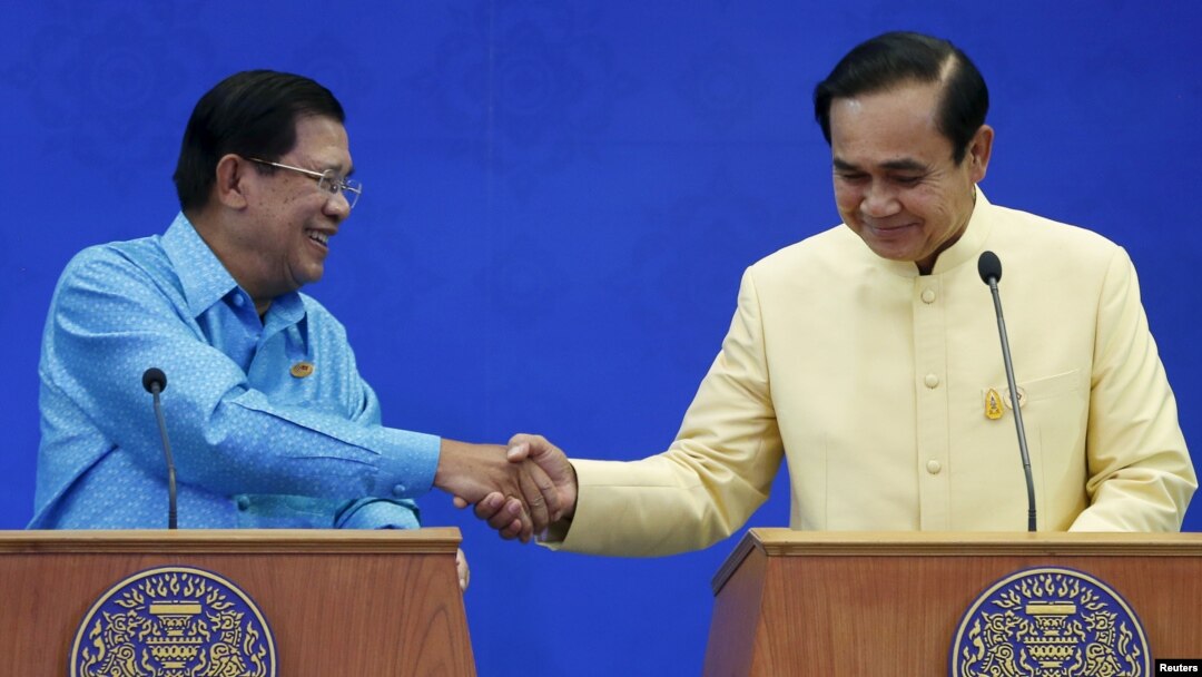 Cambodia's Prime Minister Hun Sen (L) and Thailand's Prime Minister Prayuth Chan-ocha shake hands during a news conference after an agreement signing ceremony at the Government House in Bangkok, Thailand, Dec.19, 2015.