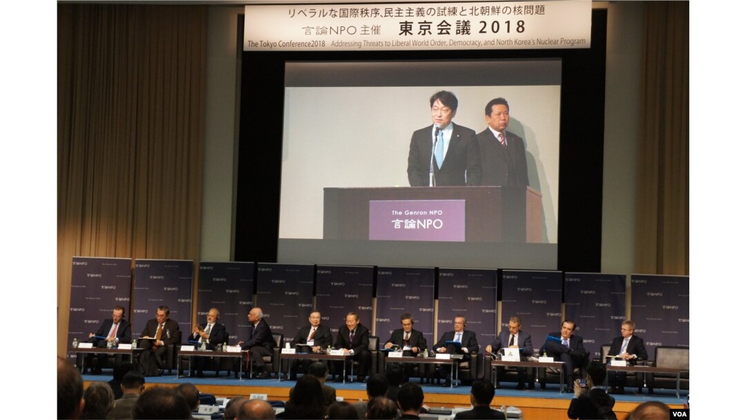 日本防衛大臣小野寺五典在論壇上發表對朝鮮動向的分析，身後是保鏢（美國之音歌籃拍攝）