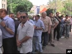 Saylov uchastkalari erta tongdan ovoz berish uchun yig'ilgan misrliklar bilan to'lib-toshdi. 23-may, 2012-yil.
