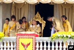 2012年12月5日，泰国国王普密蓬和王储哇集拉隆功（Maha Vajiralongkorn，右起第二人）、 乌汶叻公主（做起第二人）、诗琳通（Sirindhorn，右起第一人）公主等。