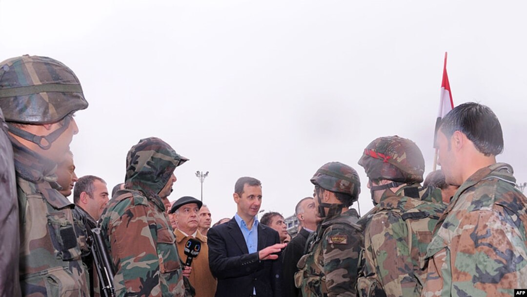 Assad duke folur me ushtarët