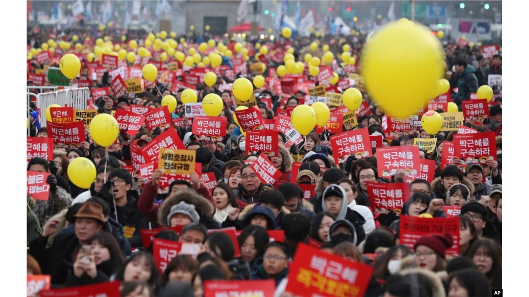 Protesters shout slogans during a rally against the impeached South Korean President Park Geun-hye in downtown Seoul, South Korea, Dec. 17, 2016.