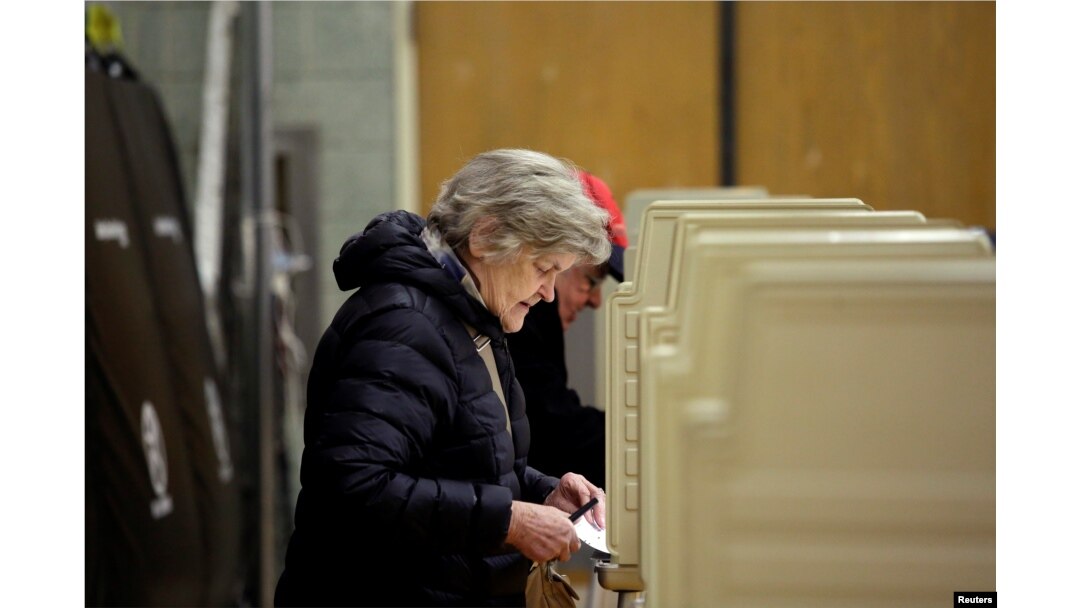 Voters fill out their ballot at a polling place during a runoff election for mayoral candidates Toni Preckwinkle and Lori Lightfoot in Chicago, Illinois, April 2, 2019.