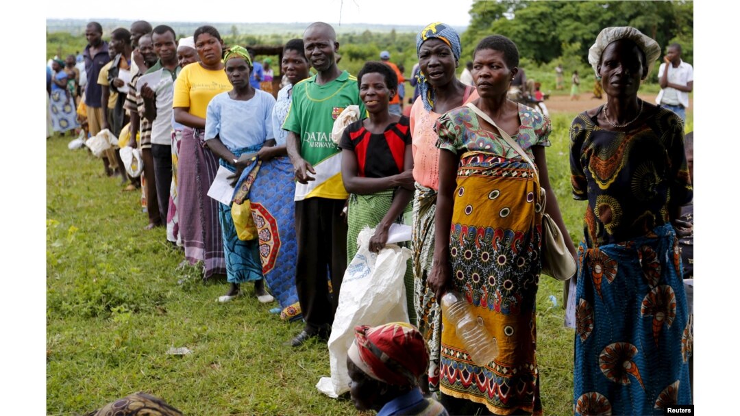 Malawians queue for food aid distributed by the United Nations World Food Program (WFP) in Mzumazi village near the capital Lilongwe, Feb. 3, 2016.