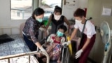 HIV, တီဘီရောဂါနှင့် အသည်းရောင်ရောဂါများ ကုသပေးနေသည့် ရန်ကုန်တိုင်း အင်းစိန်မြို့ရှိ MSF ဆေးခန်းမှာ ဆေးကုသခံနေတဲ့ တီဘီရောဂါသည်တဦးအား ပြုစုပေးနေပုံ။ (Photo: MSF/Alessandro Penso)