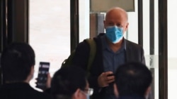 彼得·达萨克(Peter Daszak)作为负责调查新冠病毒起源的世卫组织专家组成员离开他在中国湖北省武汉市的隔离酒店，2021年1月28日。