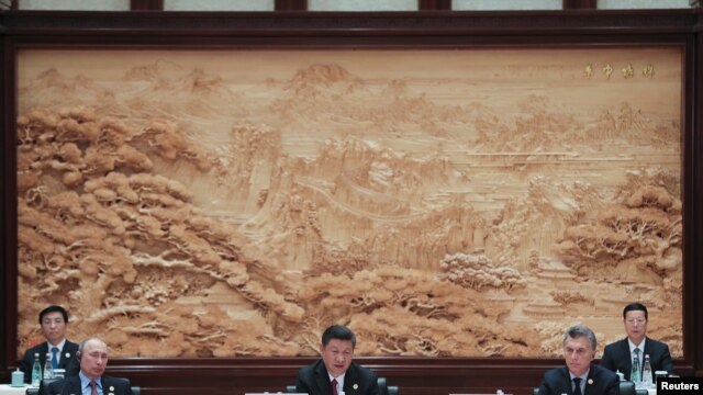 中國主席習近平，俄羅斯總統普京和阿根廷總統馬克里在北京雁栖湖國際會議中心舉行的“一帶一路”國際合作高峰論壇的圓桌峰會上(2017年5月15日）