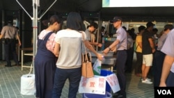 绿色台湾旗在台北世大运开幕式入口处被收缴。 (美国之音黎堡摄）