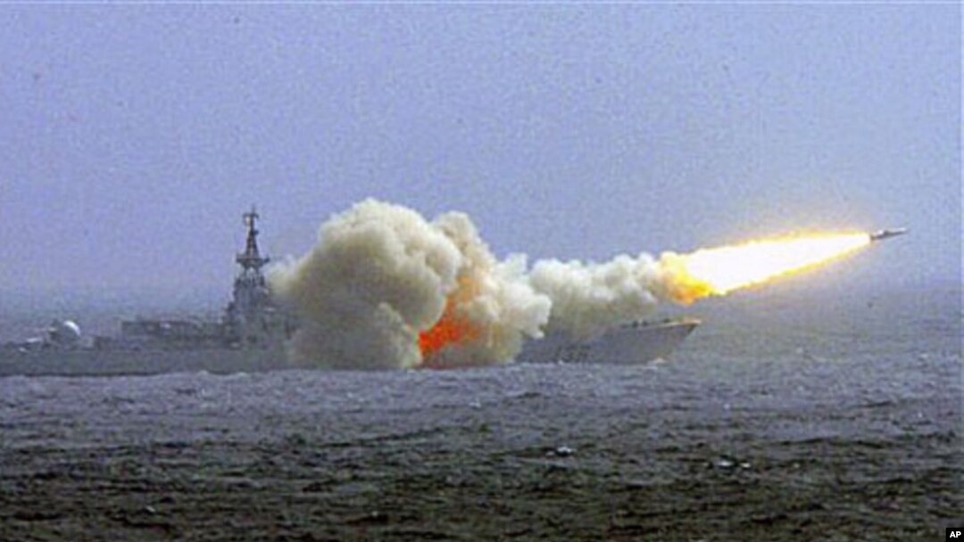 中國海軍在南中國海訓練時發射導彈 (資料圖片)