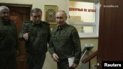 Ông Putin trong quân phục đến thăm quân Nga đang chiến đấu ở Kursk.