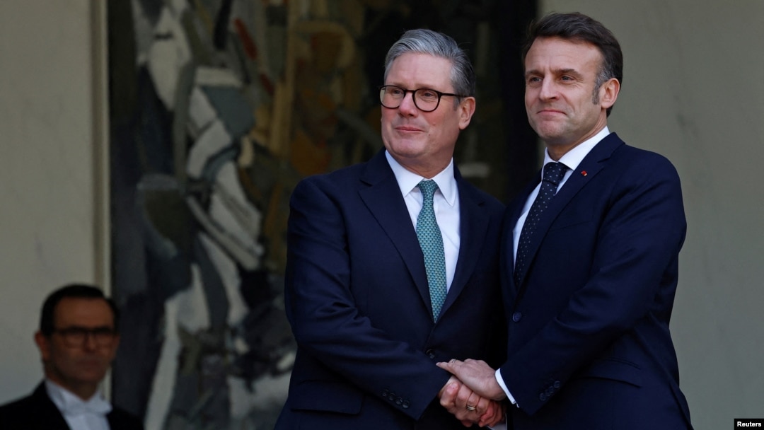 資料照片: 2025年2月17日法國總統馬克龍(右)與英國首相斯塔默(左)在愛麗舍宮就烏克蘭和歐洲安全問題舉行會晤。