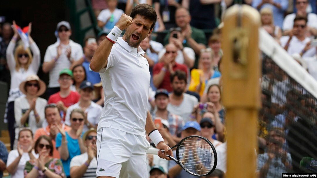 Novak Đoković slavi pobedu nad Poljakom Hubertom Hurkačom u trećem kolu Vimbldona (Foto: AP/Kirsty Wigglesworth)