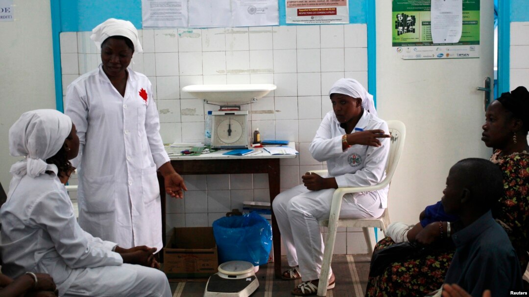 Ma'aikatan kiwon lafiya dake kula da masu cutar Ebola.