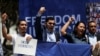 Personas que protestan con la bandera de Nicaragua cerca del Centro de Convenciones de Los Ángeles durante el primer día de la Novena Cumbre de las Américas en Los Ángeles, EEUU, el 6 de junio de 2022.