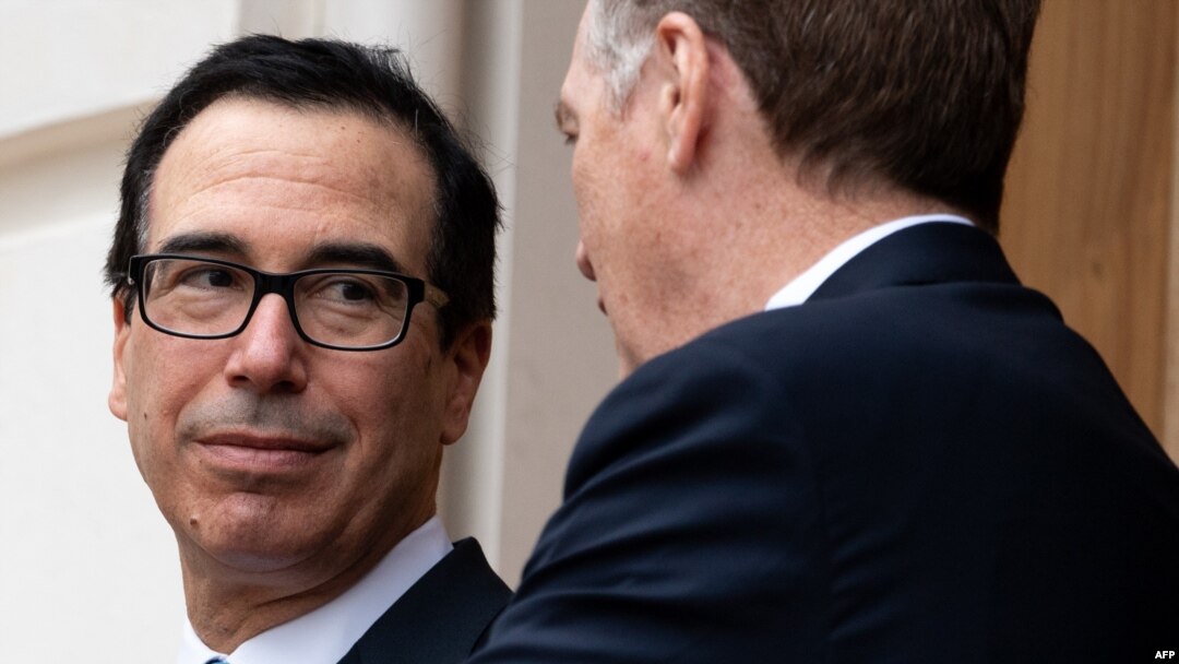 美國貿易代表萊特希澤和財政部長努欽在貿易代表辦公室等待中國副總理劉鶴到來舉行貿易談判。（2019年5月10日）