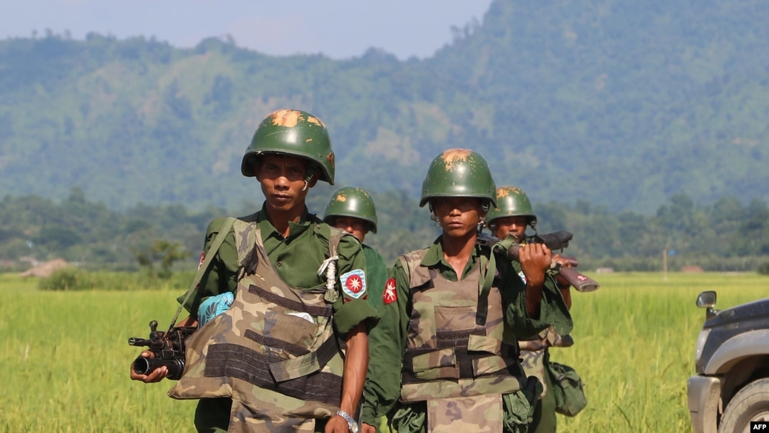 ရခိုင်ပြည်နယ်တွင်း လုံခြုံရေးယူနေသည့် မြန်မာ့တပ်မတော်သားများ။ (အောက်တိုဘာ ၂၁၊ ၂၀၁၆)