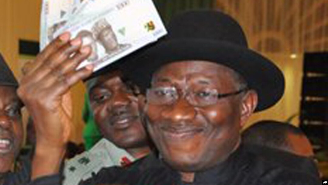 Shugaban Najeriya, Goodluck Jonathan, yayi amfani da katin shi a naurar Banki na dauki da kanka, 28. Ga Agusta 2014.