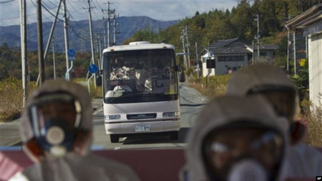 日本官員陪同記者參觀核電站。