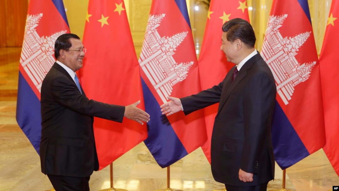 Cambodian Prime Minister Hun Sen (L) shakes hands with China's President Xi Jinping before a meeting at the Great Hall of the People in Beijing, Nov. 7, 2014.