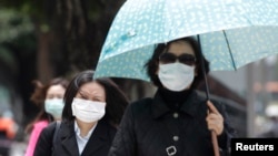 在台北的台大医院外面，行人戴口罩（2013年4月26日）