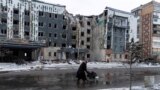 Местная жительница на улице Покровска. Донецкая область. Декабрь 2024 года. REUTERS/Inna Varenytsia/
