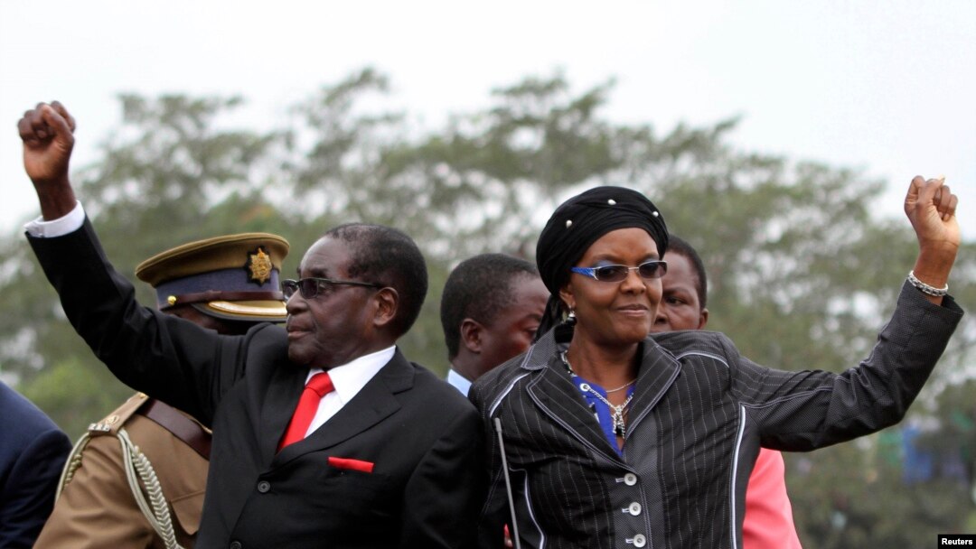 Zimbabwean President Robert Mugabe and his wife Grace wave to supporters and guests during celebrations to mark his 90th birthday, Marondera,Feb. 23,2014.