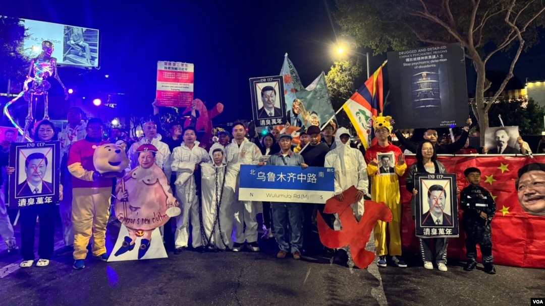 “警察” “維尼熊” “習近平” “胡錦濤”等現身洛杉磯萬聖節 。（美國之音張木林）