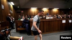 Oskar Pistorijus hoda pod sudnici bez proteza, na suđenju za ponovno izricanje kazne, pred Višim sudom u Pretoriji, 15. juna 2016. (Foto: Rojters/Siphiwe Sibeko)
