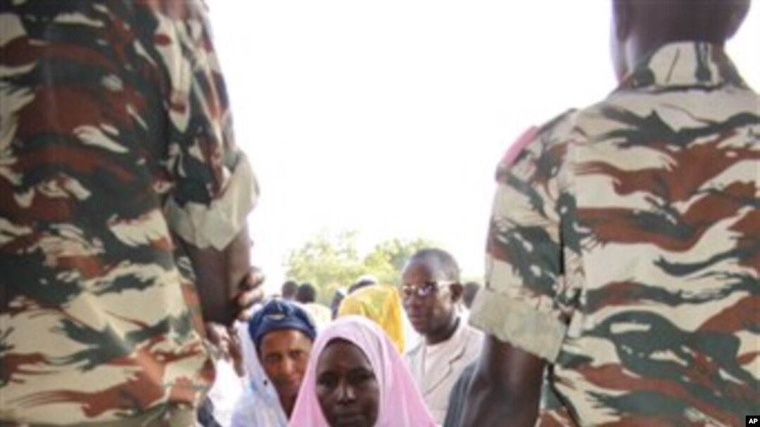 Sojoji suna gadi yayinda jama'a suka yi layi domin kada kuri'a a jamhuriyar Niger