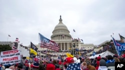ARCHIVO - Manifestantes leales al presidente Donald Trump toman por asalto el capitolio, Washington, 6 de enero de 2021. 