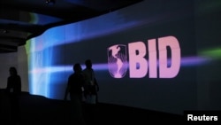 El plan del BID para resucitar a Venezuela incluye transferir cinco dólares a la semana a cuentas bancarias de mujeres mayores de 18 años.