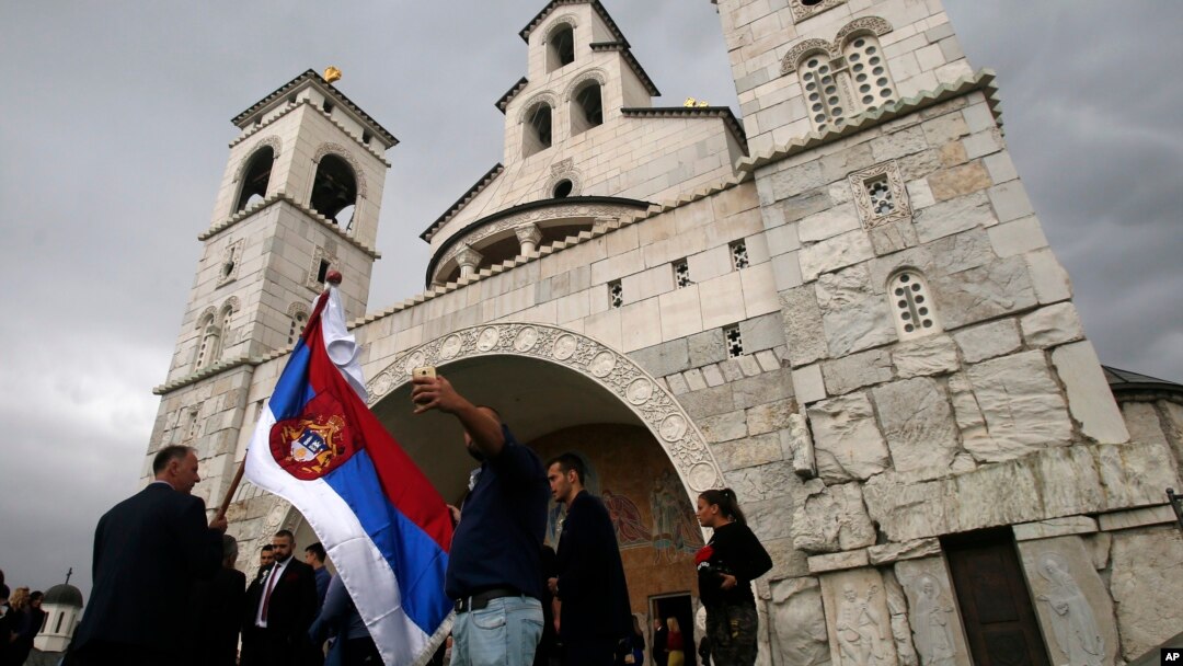 Venčanje ispred Crkve Hristovog vaskrsenja u Podgorici, 15. oktobra 2016. godine (Foto: AP/Darko Vojinović) 