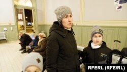 Tetyana y sus dos hijos dentro de la estación de tren de Przemysl, Polonia. "Mi corazón está roto, pensar en mi esposo y todo, todos los parientes que nos quedan en Ucrania", dice.