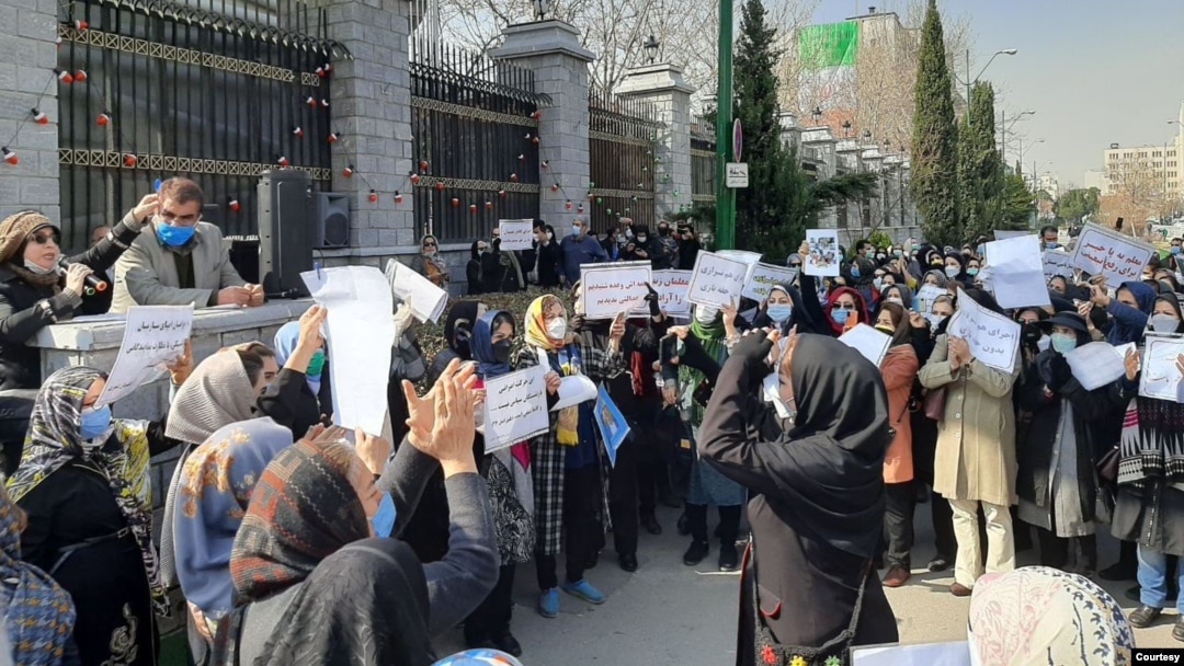 اعتراض معلمان در مقابل مجلس شورای اسلامی در تهران، سوم اسفند